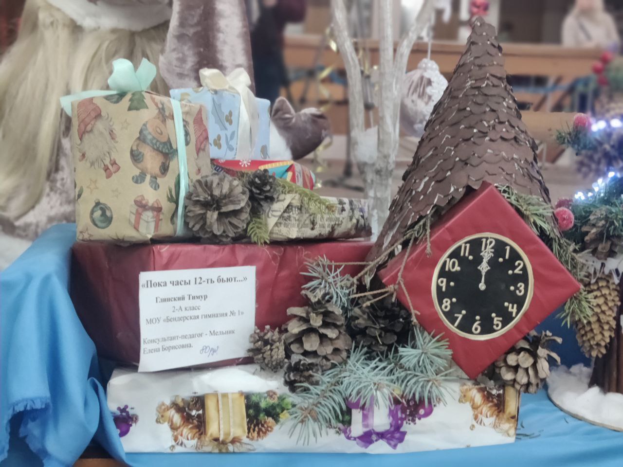 В нынешней экспозиции — около 400 работ: от больших макетов до миниатюрных игрушек В нынешней экспозиции — около 400 работ: от больших макетов до миниатюрных игрушек