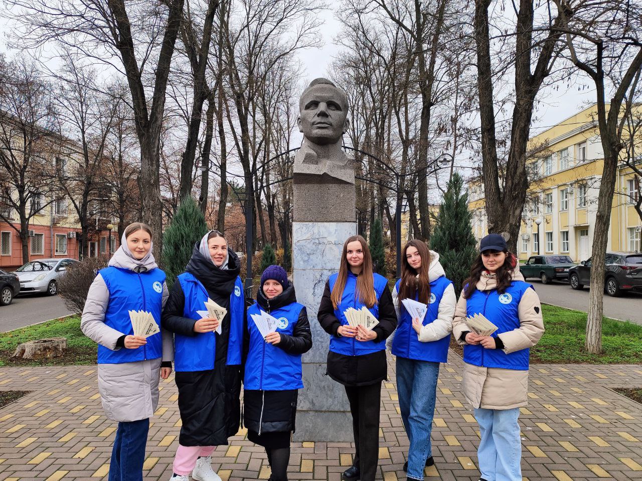 В День героев Отечества на столичном бульваре Гагарина «Волонтёры Победы» раздали прохожим несколько сотен памятных писем-треугольников с биографией первого космонавта Земли Юрия Гагарина В День героев Отечества на столичном бульваре Гагарина «Волонтёры Победы» раздали прохожим несколько сотен памятных писем-треугольников с биографией первого космонавта Земли Юрия Гагарина