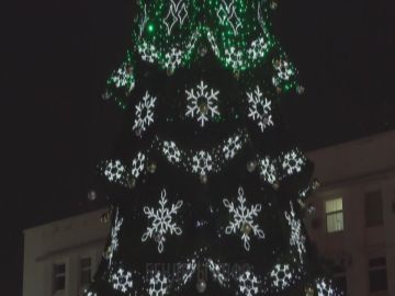 Город зажигает огни.. Ёлка, сияющие огоньки и предновогоднее ожидание. Бендеры в эти декабрьские дни особенно красивые