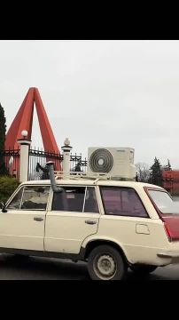 Аппарат с кондиционером на крыше и дымоходом в салоне засняли на дорогах Кишинёва