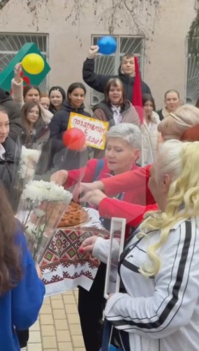 А так с караваем и барабанами в бендерской 15-й школе встречали своих учителей