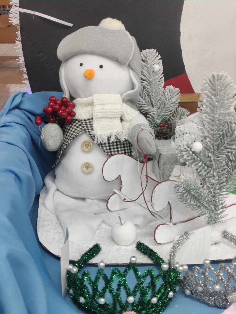 В нынешней экспозиции — около 400 работ: от больших макетов до миниатюрных игрушек В нынешней экспозиции — около 400 работ: от больших макетов до миниатюрных игрушек