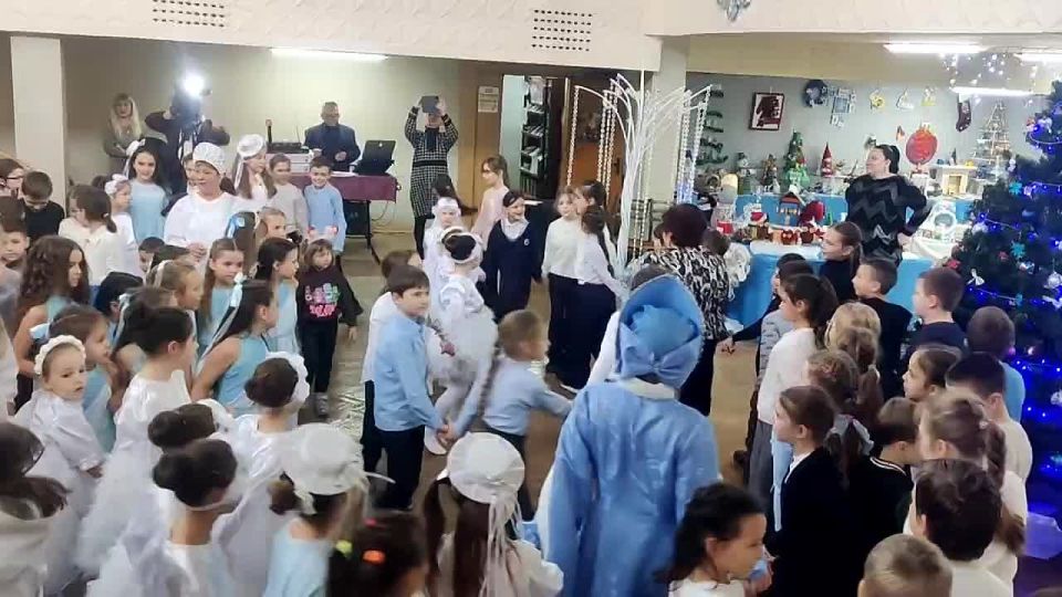 Торжественную часть праздника завершил общий хоровод у ёлочки