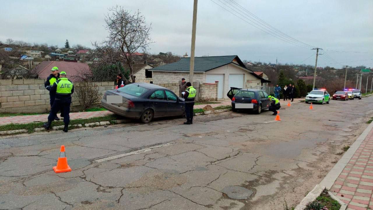 Обгон закончился ДТП. В Дубоссарах на Набережной улице столкнулись «Фольксваген» и «Мерседес» Обгон закончился ДТП. В Дубоссарах на Набережной улице столкнулись «Фольксваген» и «Мерседес»