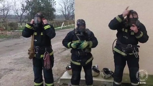 В Григориопольской пожарной части огнеборцы провели учебные занятия: в задымлённом помещении в специальных дыхательных аппаратах они отыскали условного пострадавшего и потушили учебный пожар