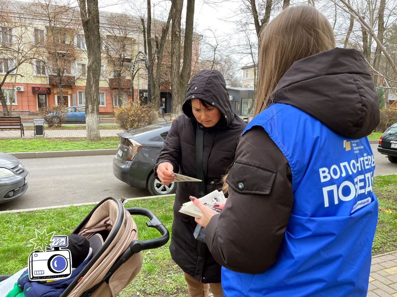 В День героев Отечества на столичном бульваре Гагарина «Волонтёры Победы» раздали прохожим несколько сотен памятных писем-треугольников с биографией первого космонавта Земли Юрия Гагарина В День героев Отечества на столичном бульваре Гагарина «Волонтёры Победы» раздали прохожим несколько сотен памятных писем-треугольников с биографией первого космонавта Земли Юрия Гагарина