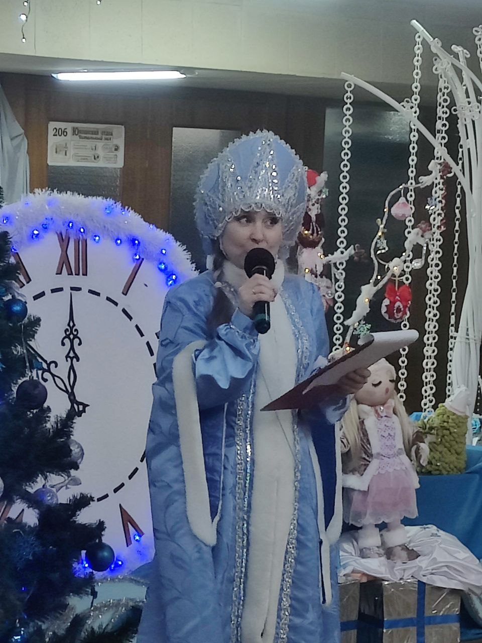 В эти предновогодние дни городская библиотека превратилась в настоящий зимний дворец В эти предновогодние дни городская библиотека превратилась в настоящий зимний дворец