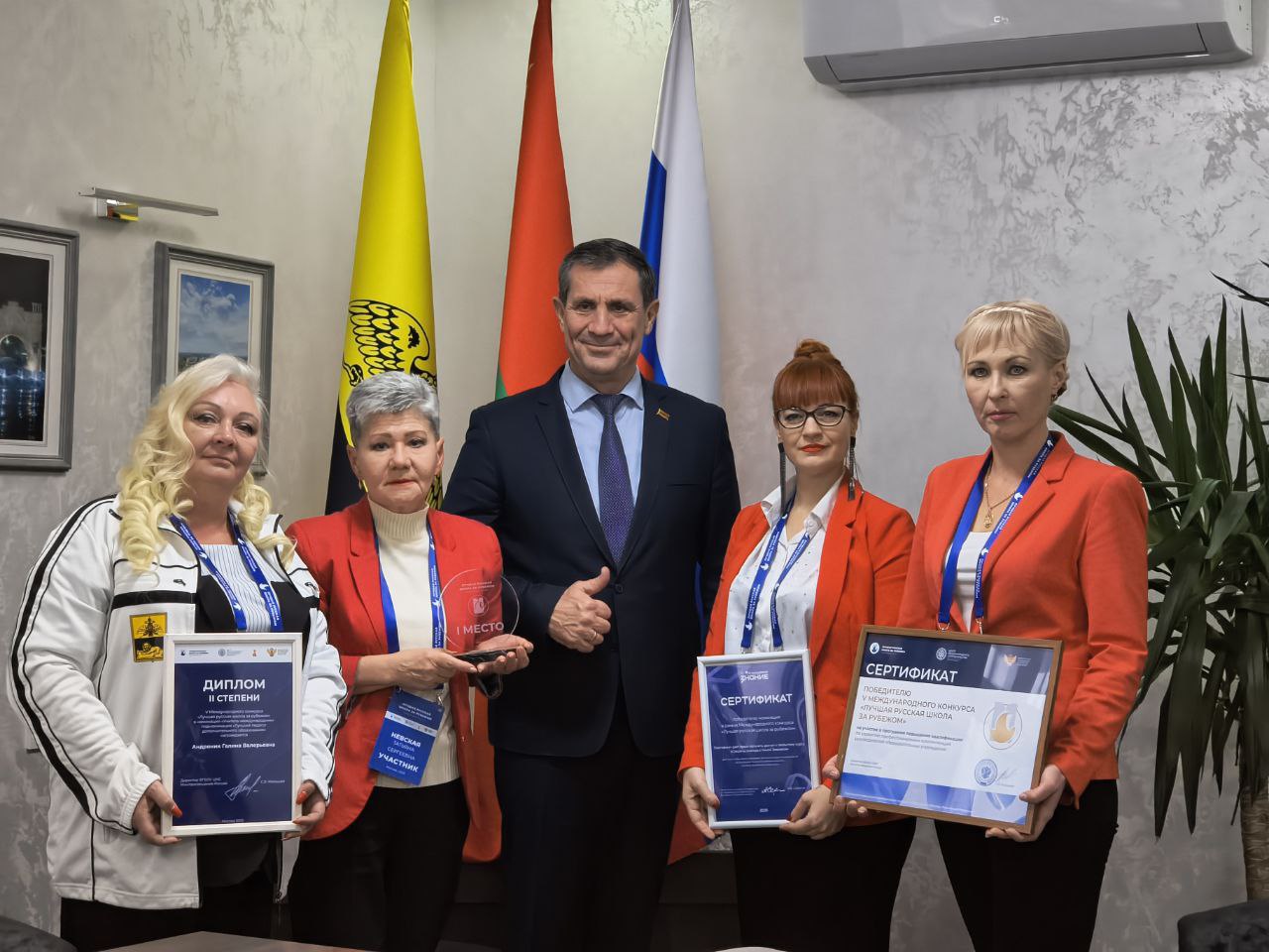 Сегодня глава Госадминистрации Бендер встретился с учителями 15-й школы, которые вернулись с победой из Москвы Сегодня глава Госадминистрации Бендер встретился с учителями 15-й школы, которые вернулись с победой из Москвы