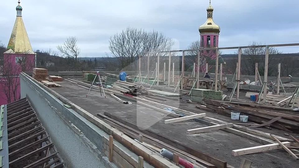В Хрустовой (Каменский район) ремонтируют крышу Дома культуры