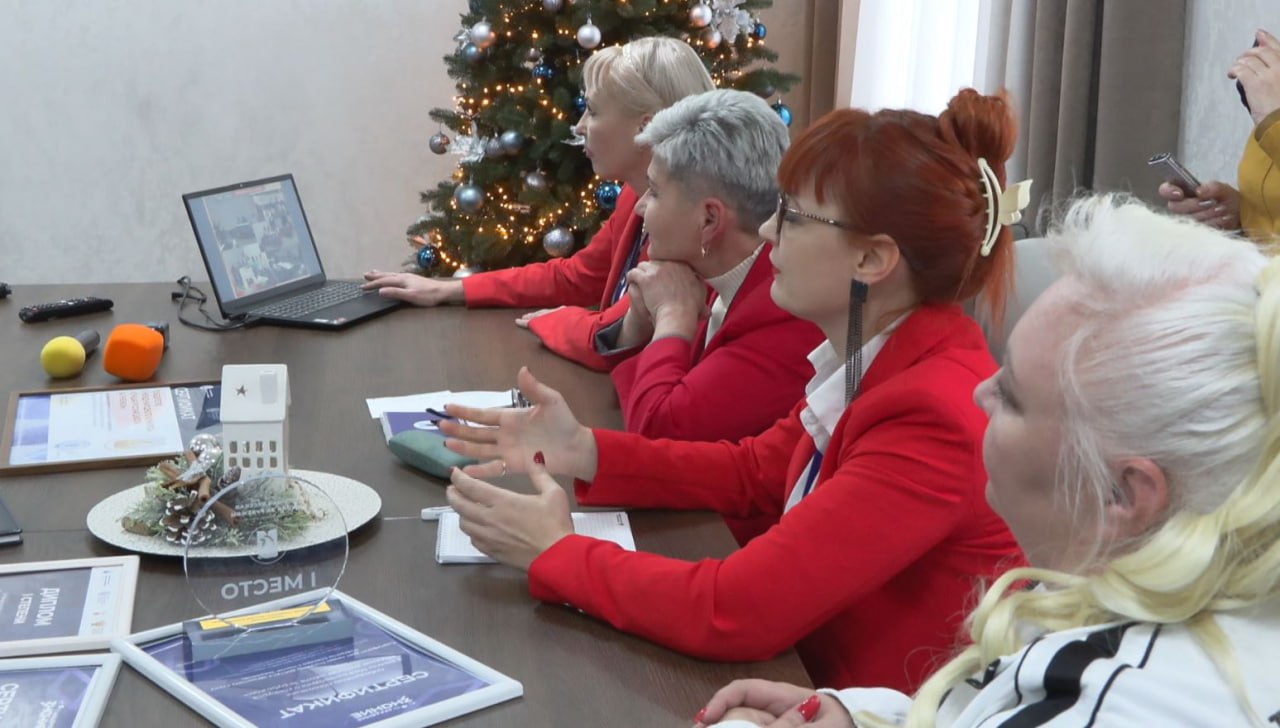 Сегодня глава Госадминистрации Бендер встретился с учителями 15-й школы, которые вернулись с победой из Москвы Сегодня глава Госадминистрации Бендер встретился с учителями 15-й школы, которые вернулись с победой из Москвы