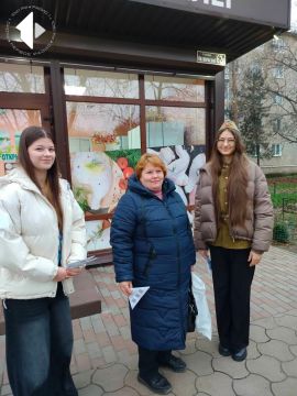 Дубоссарские волонтеры раздавали дубоссарцам буклеты с информацией о Героях Советского Союза, чьими именами названы улицы города