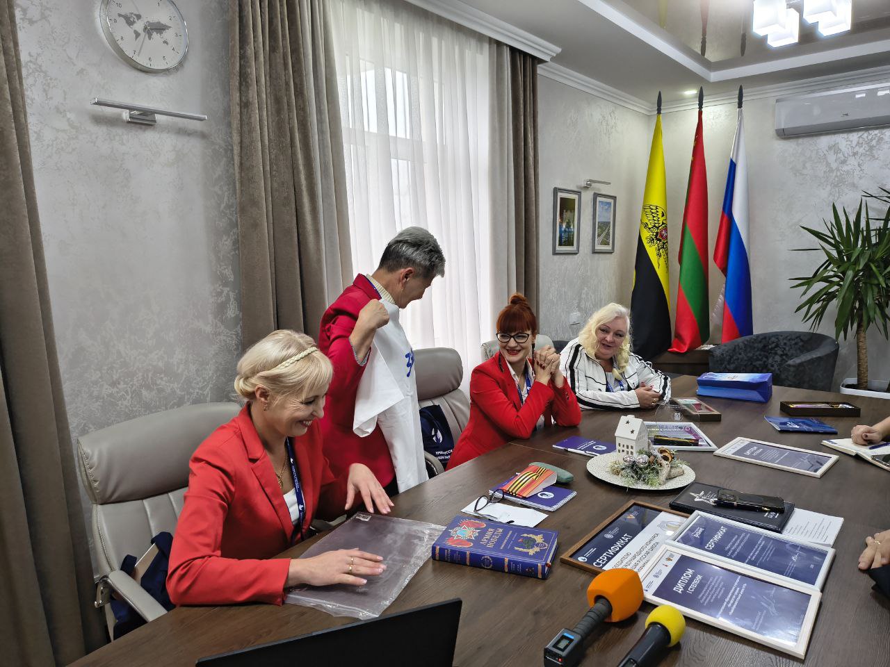 Сегодня глава Госадминистрации Бендер встретился с учителями 15-й школы, которые вернулись с победой из Москвы Сегодня глава Госадминистрации Бендер встретился с учителями 15-й школы, которые вернулись с победой из Москвы