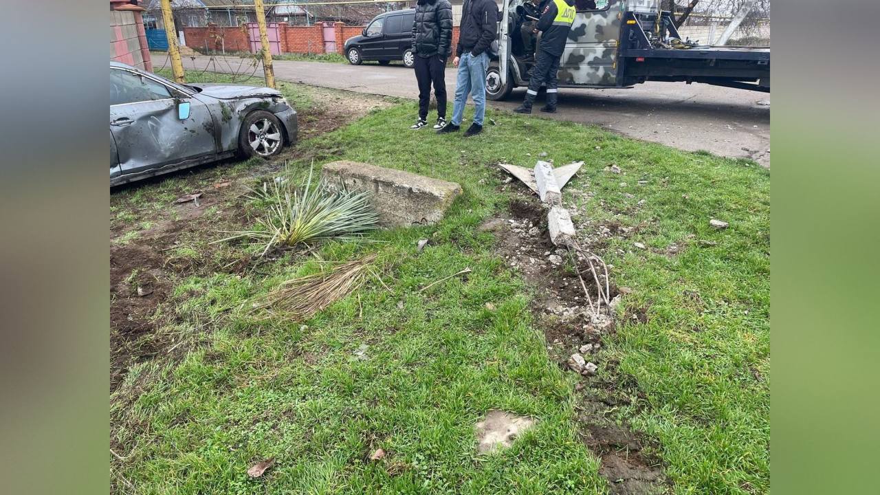 «БМВ» слетел с дороги. В селе Глиное Слободзейского района, на улице Комсомольской, 10 декабря произошло ДТП «БМВ» слетел с дороги. В селе Глиное Слободзейского района, на улице Комсомольской, 10 декабря произошло ДТП