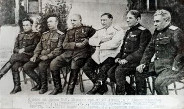 Уникальная фотография августа 1944-го, на которой представлен командный состав 3-го Украинского фронта: командующий фронтом Ф.И. Талбухин, командующий 37-й армией М.Н. Шарохин, командующий 46-й армией И.Т. Шлёмин...