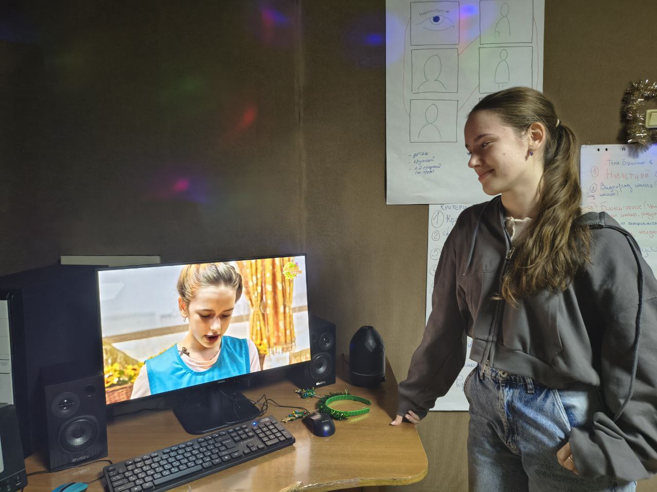 Некоторые участницы кружка журналистики имеют давнюю историю с телевидением — ещё в детстве они снимались в передачах Первого Приднестровского телеканала Некоторые участницы кружка журналистики имеют давнюю историю с телевидением — ещё в детстве они снимались в передачах Первого Приднестровского телеканала