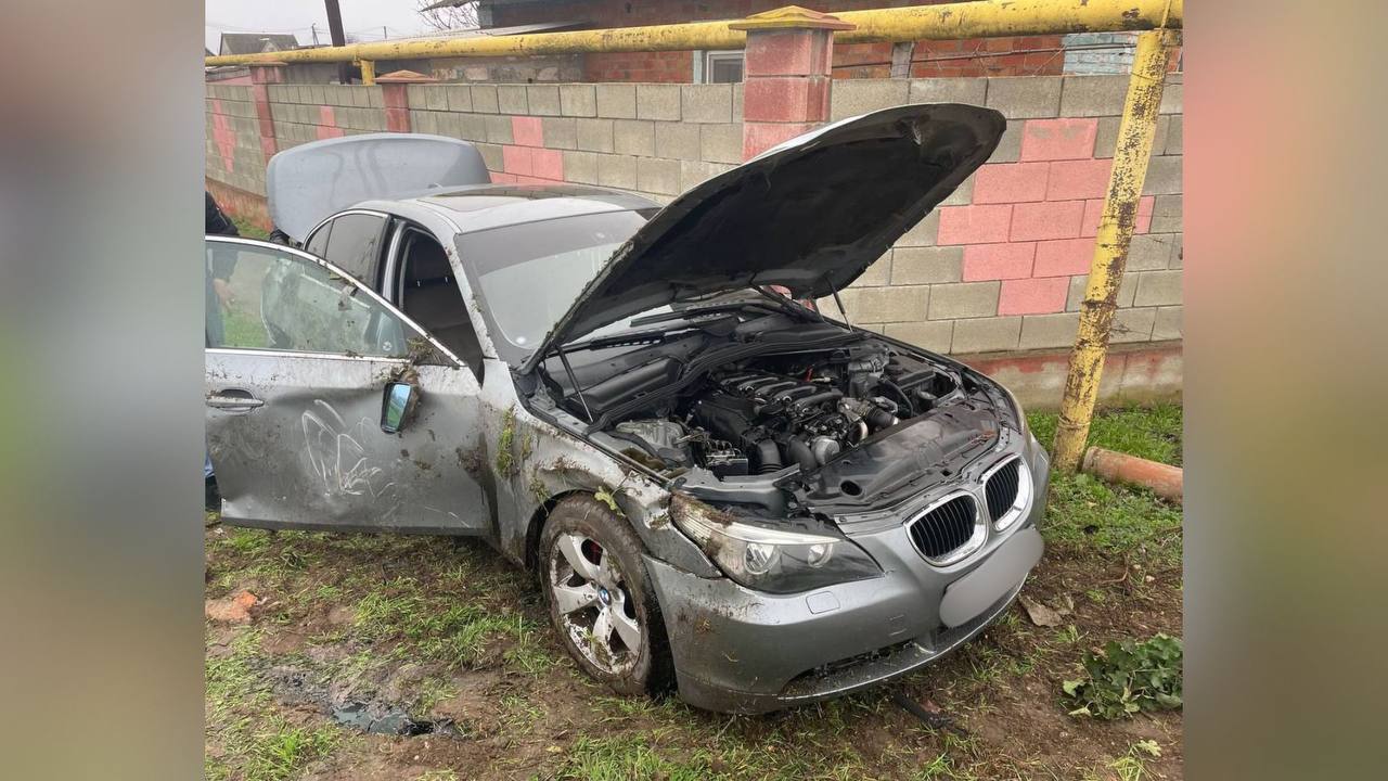 «БМВ» слетел с дороги. В селе Глиное Слободзейского района, на улице Комсомольской, 10 декабря произошло ДТП «БМВ» слетел с дороги. В селе Глиное Слободзейского района, на улице Комсомольской, 10 декабря произошло ДТП