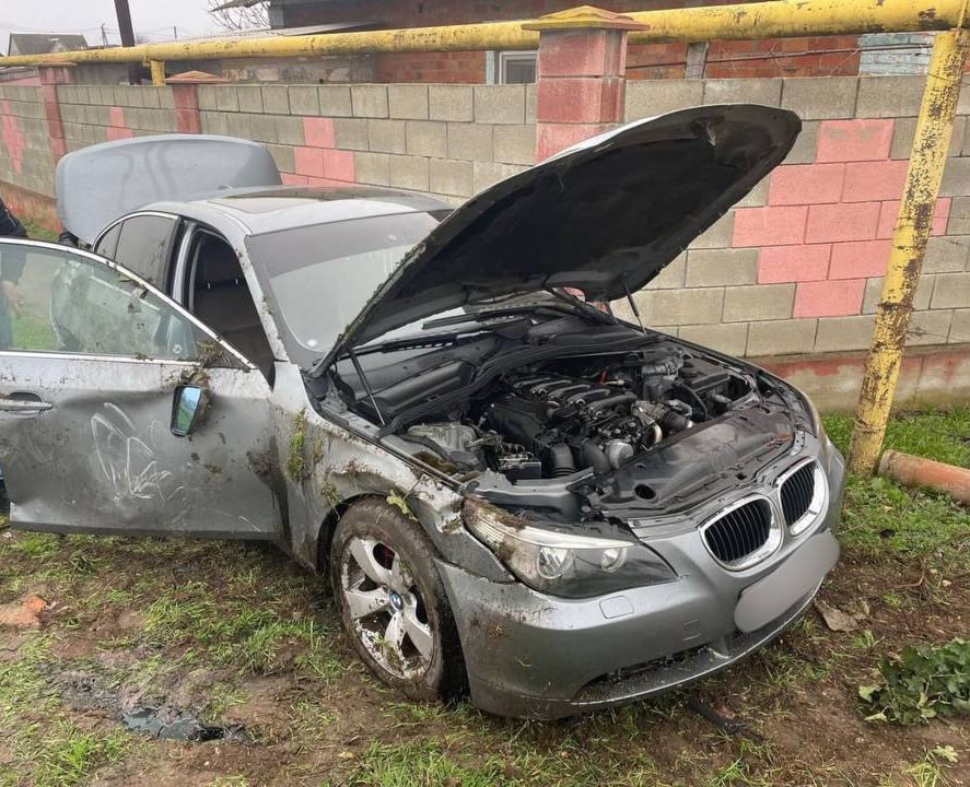 В селе Глиное водитель BMW не справился с управлением: съехал с дороги, сбил знак, железобетонный блок и опрокинулся на бок В селе Глиное водитель BMW не справился с управлением: съехал с дороги, сбил знак, железобетонный блок и опрокинулся на бок