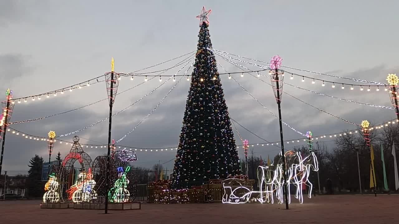 В Дубоссарах в тестовом режиме зажгли огни на новогодней ёлке