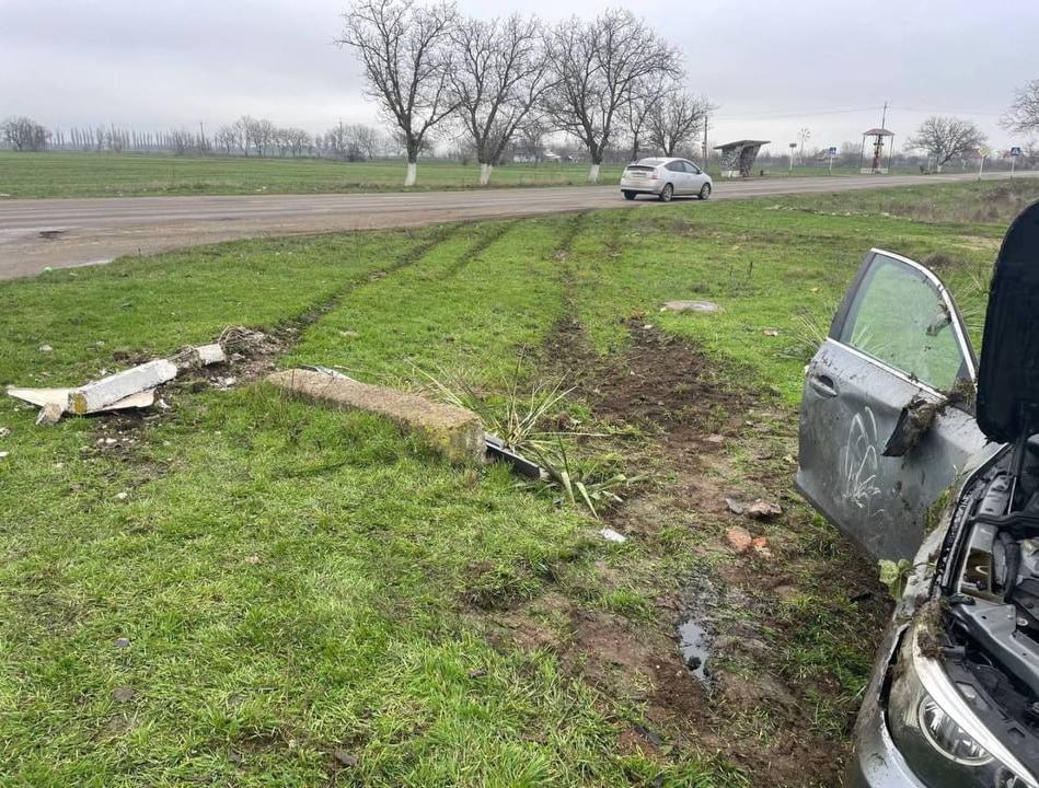 В селе Глиное водитель BMW не справился с управлением: съехал с дороги, сбил знак, железобетонный блок и опрокинулся на бок В селе Глиное водитель BMW не справился с управлением: съехал с дороги, сбил знак, железобетонный блок и опрокинулся на бок