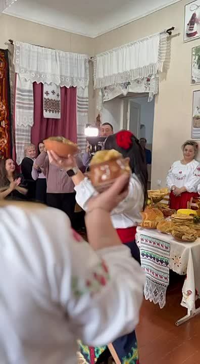 Танцы с голубцами, музыка и крики - и это не молдавская свадьба