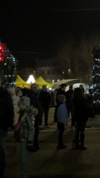 На открытии центральной ёлки в Тирасполе много людей, музыка, огни и новогоднее настроение