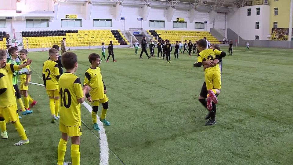 Зимний кубок «Шерифа» идёт уже 4 недели: через полчаса начнётся очередной матч, играют 10-летние футболисты
