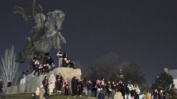 Тираспольчане занимают лучшие места, чтобы увидеть, как зажигается ёлочка