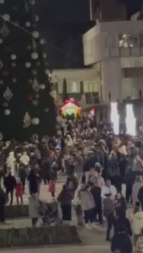 Тысячи людей пришли на площадь зажигать главную ёлку