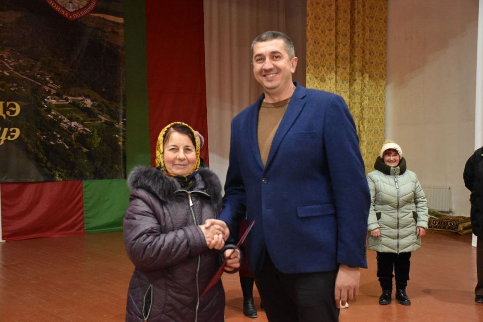 Накануне глава государственной администрации Каменского района и города Каменка Сергей Сокирка поздравил двух участников народного коллектива «Подоймянка», отметивших 70-летний юбилей Накануне глава государственной администрации Каменского района и города Каменка Сергей Сокирка поздравил двух участников народного коллектива «Подоймянка», отметивших 70-летний юбилей