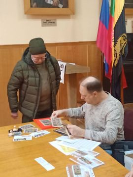 Новую серию почтовых марок «Ёлочные украшения» презентовали сегодня в Бендерском историко-краеведческом музее