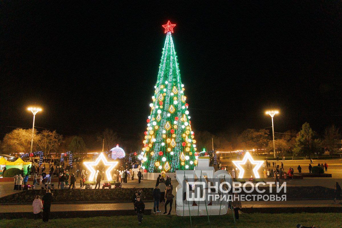 Самые тёплые кадры открытия главной ёлки Тирасполя - в нашем фоторепортаже