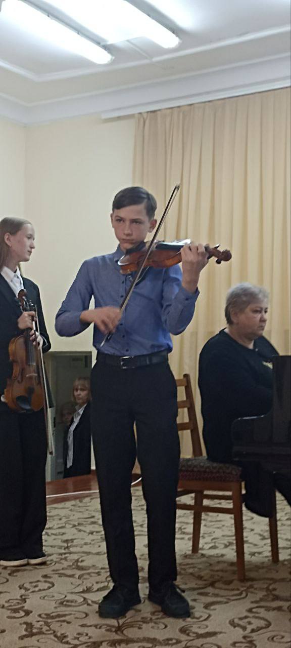 В столичной детской музыкальной школе им. П. И. Чайковского в эти выходные проходит первый открытый республиканский конкурс юных скрипачей "Фидели", в честь выдающегося музыкального педагога Л. М. Фиделя, который преподавал... В столичной детской музыкальной школе им. П. И. Чайковского в эти выходные проходит первый открытый республиканский конкурс юных скрипачей "Фидели", в честь выдающегося музыкального педагога Л. М. Фиделя, который преподавал...