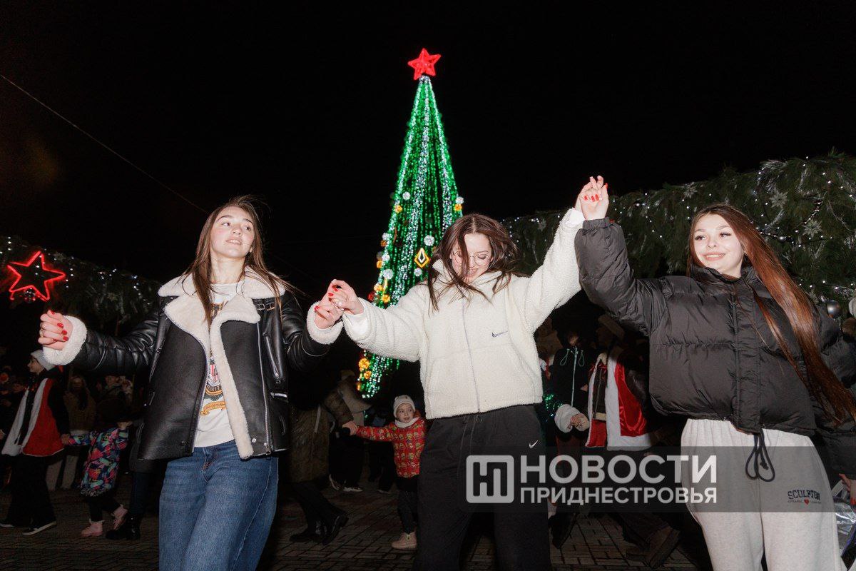 Самые тёплые кадры открытия главной ёлки Тирасполя - в нашем фоторепортаже Самые тёплые кадры открытия главной ёлки Тирасполя - в нашем фоторепортаже