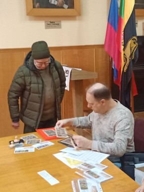 Новую серию почтовых марок «Ёлочные украшения» презентовали сегодня в Бендерском историко-краеведческом музее