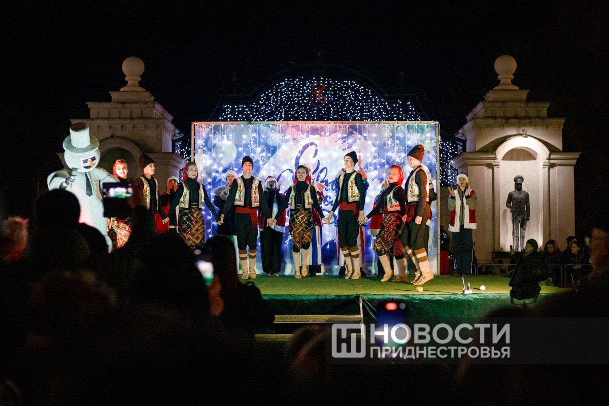 Самые тёплые кадры открытия главной ёлки Тирасполя - в нашем фоторепортаже Самые тёплые кадры открытия главной ёлки Тирасполя - в нашем фоторепортаже