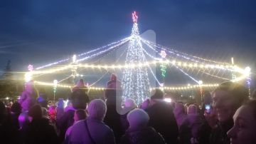 Открытие ёлки и праздничный салют в Дубоссарах