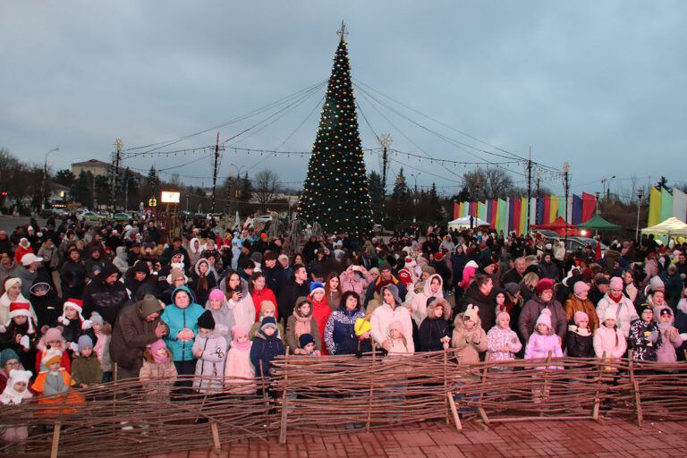 В Дубоссарах зажгли огни главной новогодней ёлки В Дубоссарах зажгли огни главной новогодней ёлки