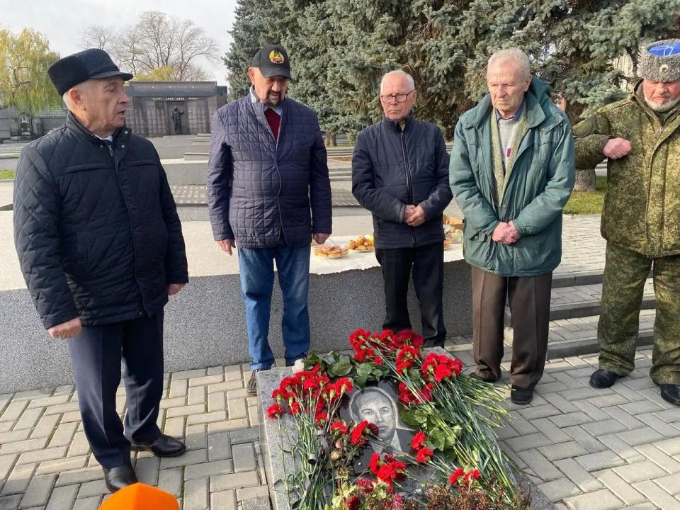 Глава Слободзеи Василий Тищенко, первый президент Игорь Смирнов и коллеги Николая Остапенко возложили цветы к его могиле на Мемориале Славы