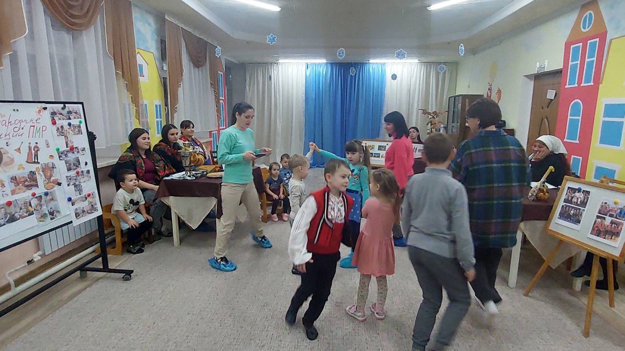 В МОУ «Бендерский детский сад №11» прошла творческая гостиная с родителями на тему «Мы — Приднестровский народ!» В МОУ «Бендерский детский сад №11» прошла творческая гостиная с родителями на тему «Мы — Приднестровский народ!»