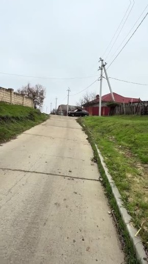 В Приднестровье «Опель» пытались закатить накатом на эвакуатор, разогнав его с горки, но немного промазали