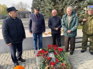 Глава Слободзеи Василий Тищенко, первый президент Игорь Смирнов и коллеги Николая Остапенко возложили цветы к его могиле на Мемориале Славы