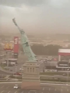 В Бразилии сильный ветер снёс Статую Свободы – момент обрушения попал на видео