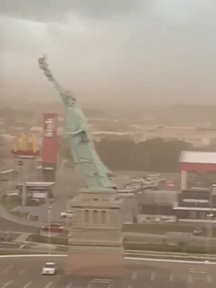 В Бразилии сильный ветер снёс Статую Свободы – момент обрушения попал на видео