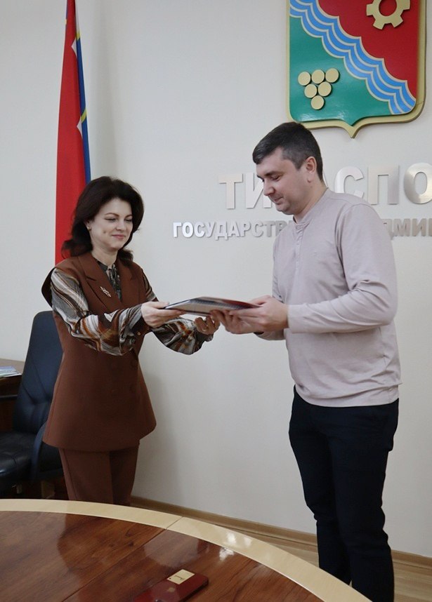 В Тирасполе состоялось торжественное награждение сотрудников столичной госадминистрации и руководителей столичных предприятий, которые оказали важное содействие в организации Единого дня голосования В Тирасполе состоялось торжественное награждение сотрудников столичной госадминистрации и руководителей столичных предприятий, которые оказали важное содействие в организации Единого дня голосования