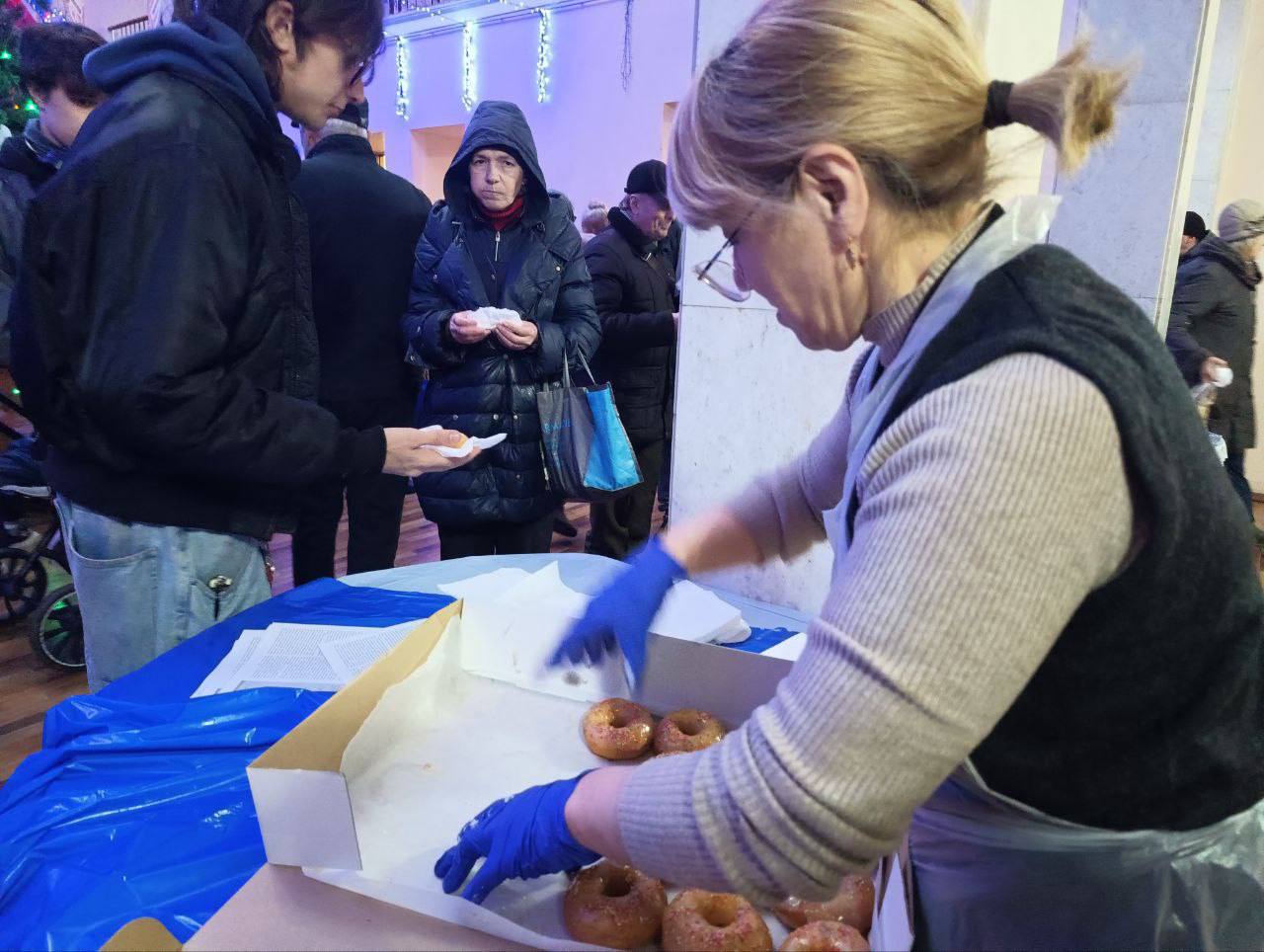 Три сотни пончиков разных видов приготовили в честь праздника Три сотни пончиков разных видов приготовили в честь праздника