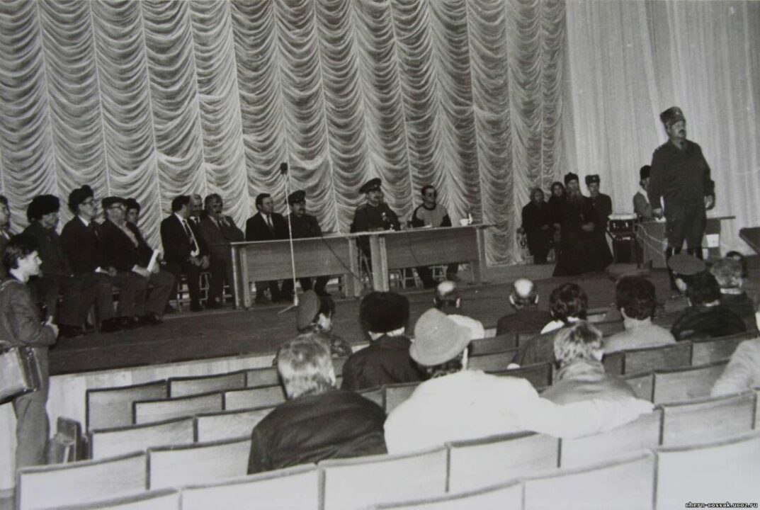 Сход потомков казаков. Зал заседаний городского Совета народных депутатов Сход потомков казаков. Зал заседаний городского Совета народных депутатов