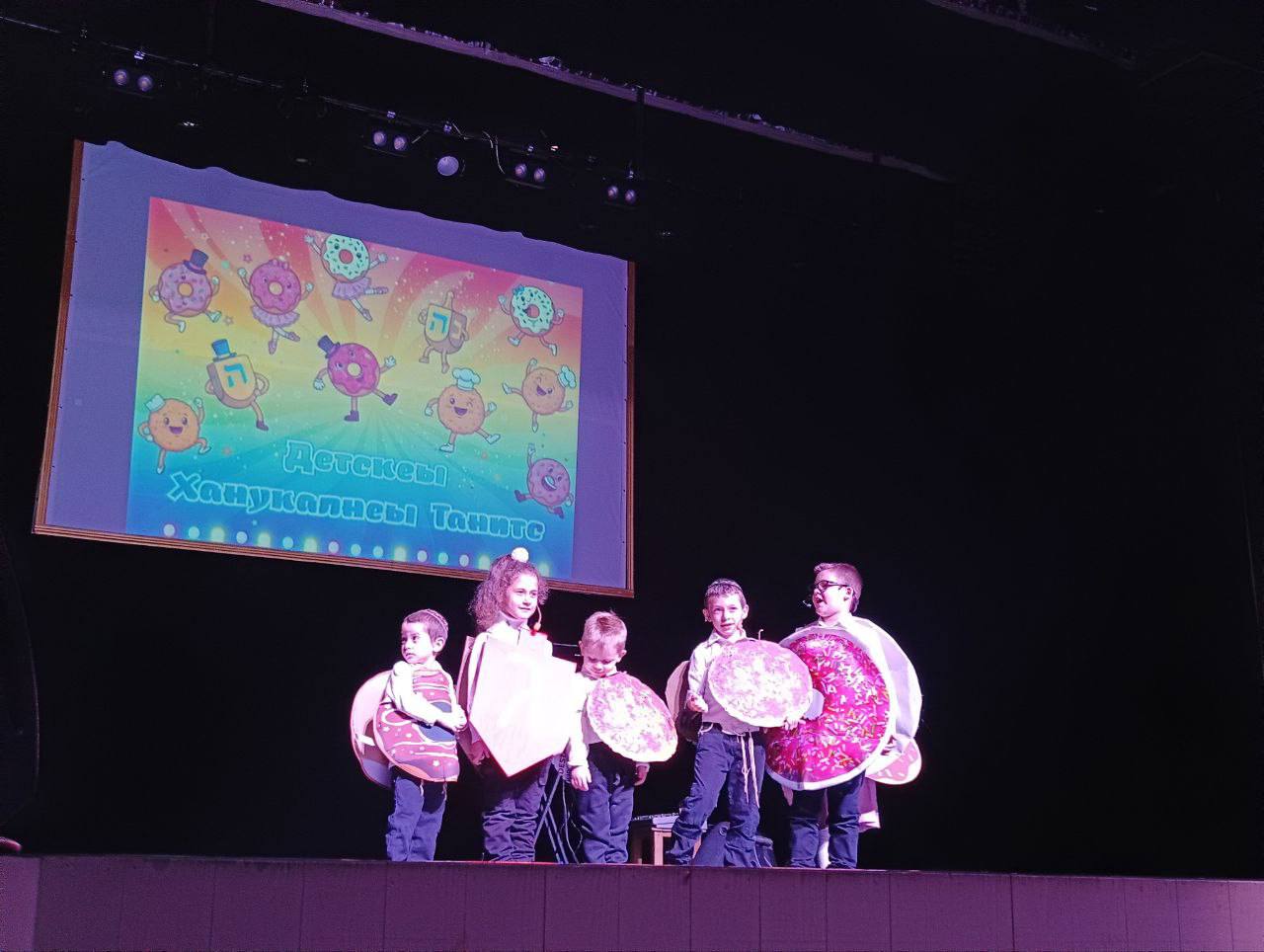 После выступления детей на сцену вышел человек-оркестр Шломо Низин