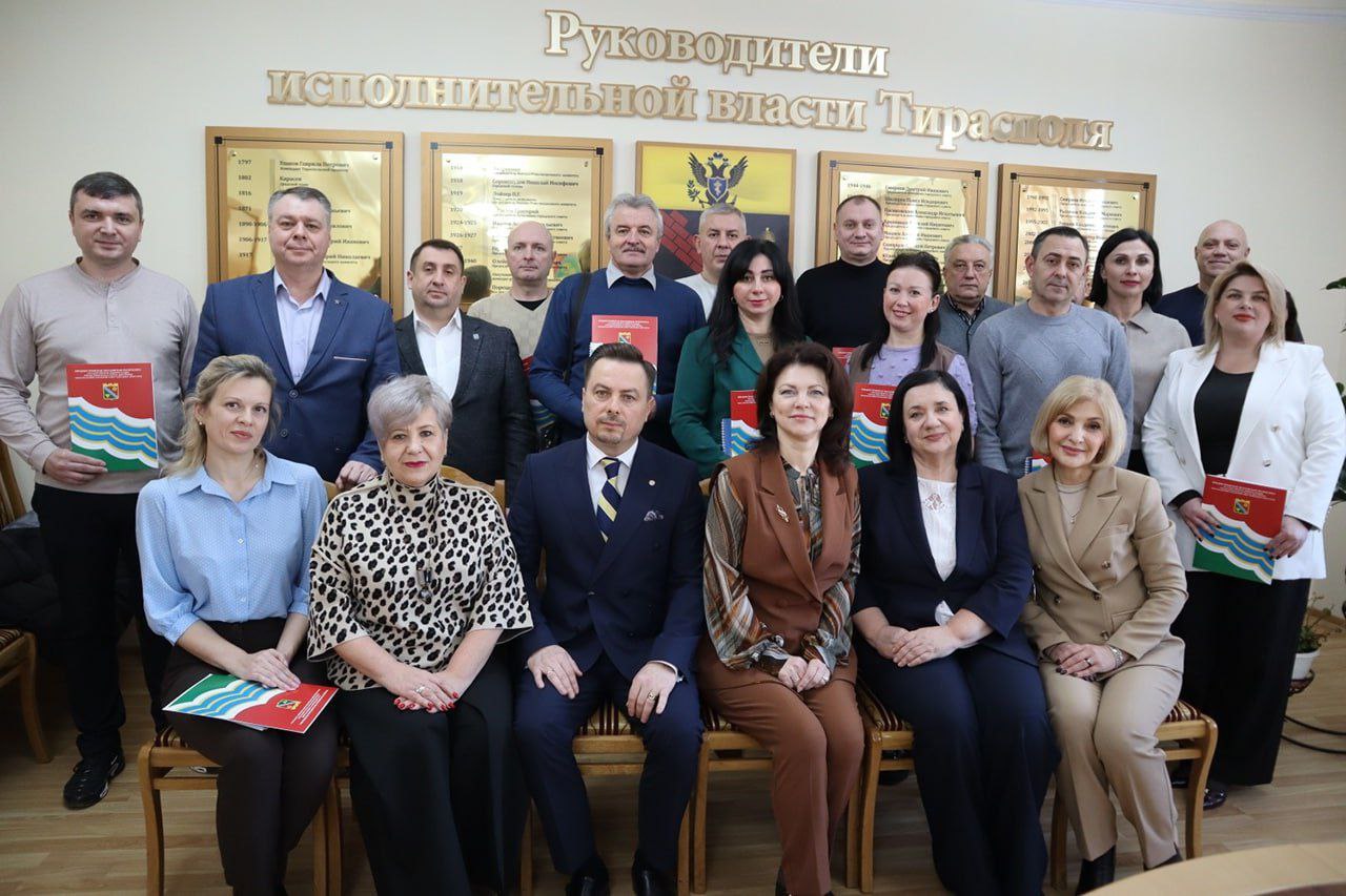 В Тирасполе наградили сотрудников госадминистрации и столичных предприятий, внесших вклад в организацию Единого дня голосования В Тирасполе наградили сотрудников госадминистрации и столичных предприятий, внесших вклад в организацию Единого дня голосования