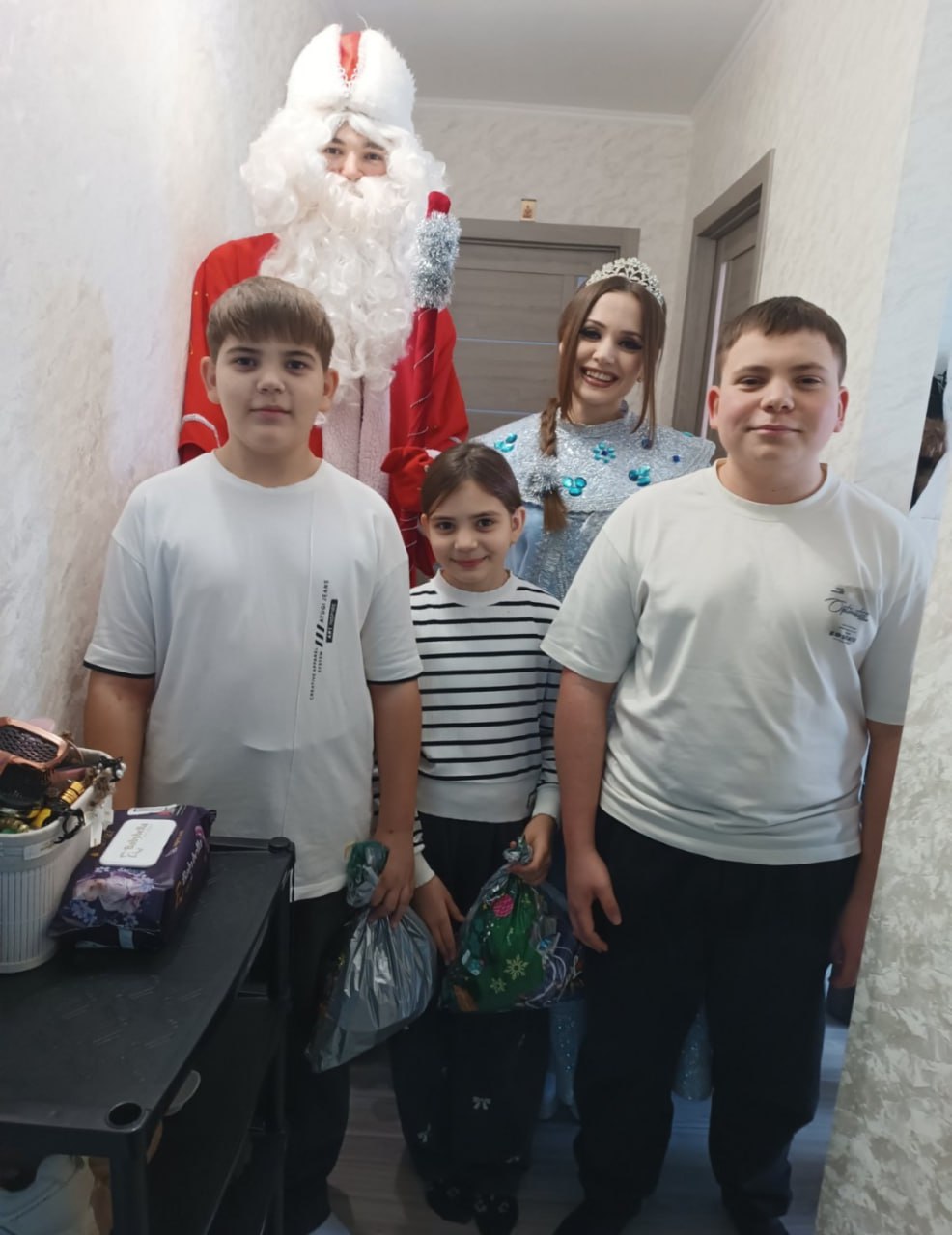 Подарки детям. По всей республике продолжается новогодняя акция Президента – подарить особенным и больным малышам сладкие подарки Подарки детям. По всей республике продолжается новогодняя акция Президента – подарить особенным и больным малышам сладкие подарки