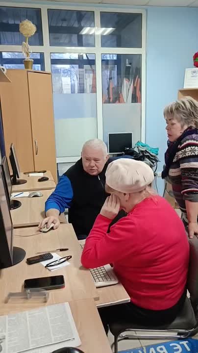 Столичные пенсионеры учатся регистрироваться на гугл-почте – так проходят курсы компьютерной грамотности от партии «Обновление»